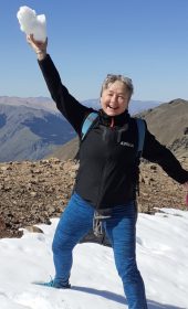 Mujer de 57 años feliz en montaña nieve